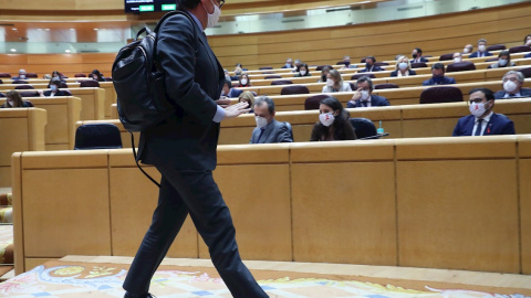 El ministro de Sanidad, Salvador Illa (i), durante la sesión de control en el Pleno del Senado, esta tarde en Madrid.