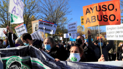 Vista de la protesta de personal sanitario en el exterior del hospital de Emergencias Enfermera Isabel Zendal, cuya inauguración tiene lugar este martes.