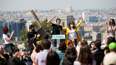 18/04/2021.- La candidata de Más Madrid a la Comunidad, Mónica García (c-d) junto con el líder del partido, Íñigo Errejón (c-i) celebran un acto apertura de campaña en el barrio de Vallecas este domingo. EFE/ David Fernández 18/04/2021.- La candidata de Más Madrid a la Comunidad, Mónica García (c-d) junto con el líder del partido, Íñigo Errejón (c-i) celebran un acto apertura de campaña en el barrio de Vallecas este domingo. EFE/ David Fernández