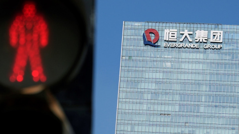 Un semáforo en rojo cerca del edificio donde tiene su sede el grupo chino Evergrande, en la localidad de Shenzhen, en la provincia de Guangdong. REUTERS/Aly Song Un semáforo en rojo cerca del edificio donde tiene su sede el grupo chino Evergrande, en la localidad de Shenzhen, en la provincia de Guangdong. REUTERS/Aly Song