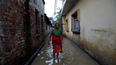 Una mujer caminando por un callejón inundado de Janakpur, Nepal. REUTERS / Navesh Chitrakar