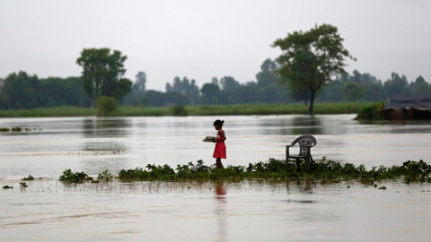 Una niña, en medio de las inundaciones de Janakpur, en Nepal. EFE / Navesh Chitrakar