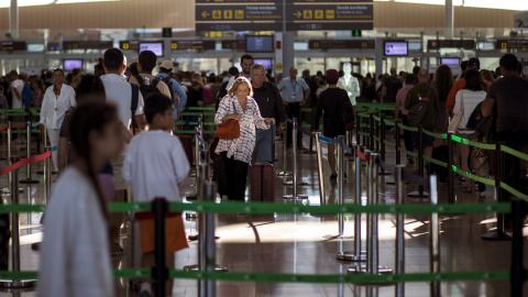 Controles de seguridad del aeropuerto de Barcelona-El Prat. EFE/Quique García Controles de seguridad del aeropuerto de Barcelona-El Prat. EFE/Quique García