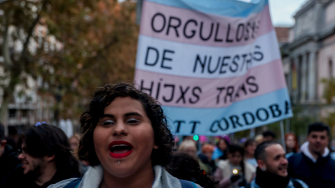 Varias personas marchan en una manifestación para exigir al PSOE "Ley Trans: derechos humanos, sin recortes, para todes", a 10 de diciembre de 2022, en Madrid. Varias personas marchan en una manifestación para exigir al PSOE "Ley Trans: derechos humanos, sin recortes, para todes", a 10 de diciembre de 2022, en Madrid.
