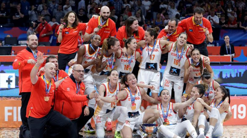 La selección española femenina de baloncesto posa con la copa tras revalidar el Eurobasket ante Francia. /EFE La selección española femenina de baloncesto posa con la copa tras revalidar el Eurobasket ante Francia. /EFE