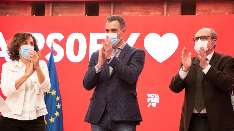 El candidato del PSOE a la Comunidad de Madrid, Ángel Gabilondo, la número cinco de la candidatura, Irene Lozano, y el presidente del Gobierno, Pedro Sánchez, durante un acto electoral semipresencial en la sede del partido en la calle Ferraz de Madrid.