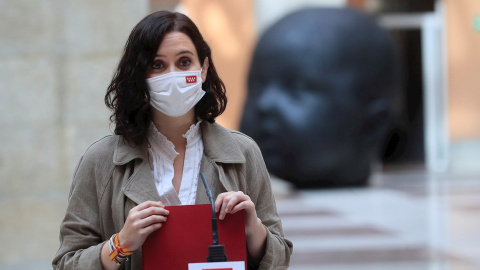 La presidenta madrileña, Isabel Díaz Ayuso, pronuncia un discurso durante la presentación de la exposición organizada por el Ejecutivo bajo el título "Antonio López en Sol".