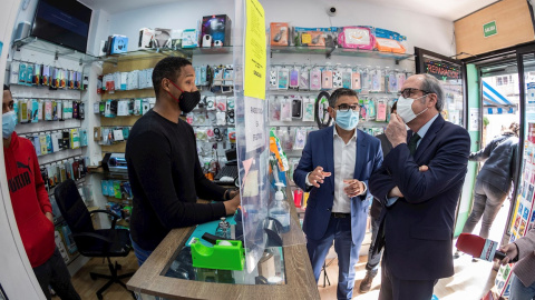 El candidato del PSOE el 4M, Ángel Gabilondo, visita un establecimiento como parte de su campaña electoral este lunes en Alcobendas.