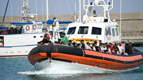 Barco con migrantes llegando a las costas de Italia en julio de 2024. Barco con migrantes llegando a las costas de Italia en julio de 2024.
