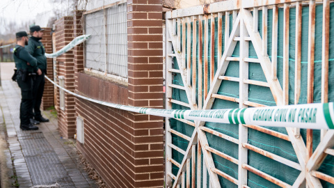 Dos agentes de la Guarida Civil ante un domicilio en el que se investiga un posible caso de violencia machista a 29 de diciembre de 2022 Dos agentes de la Guarida Civil ante un domicilio en el que se investiga un posible caso de violencia machista a 29 de diciembre de 2022