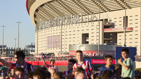 Decenas de aficionados en las inmediaciones del Estadio Cívitas Metropolitano, a 29 de septiembre de 2024, en Madrid (España). Decenas de aficionados en las inmediaciones del Estadio Cívitas Metropolitano, a 29 de septiembre de 2024, en Madrid (España).