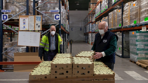 Un grupo de voluntarios realiza su trabajo en los almacenes del Banco de los Alimentos en Barcelona. Un grupo de voluntarios realiza su trabajo en los almacenes del Banco de los Alimentos en Barcelona.