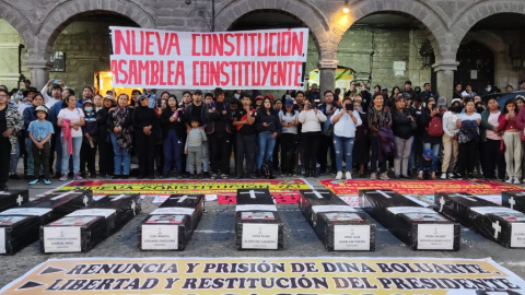 Ataúdes y pancartas en Huamanga, capital del Departamento de Ayacucho, para denunciar los muertos durante las protestas contra el Gobierno de por Dina Boluarte en Perú. Ataúdes y pancartas en Huamanga, capital del Departamento de Ayacucho, para denunciar los muertos durante las protestas contra el Gobierno de por Dina Boluarte en Perú.