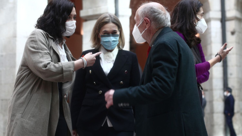 La presidenta de la Comunidad de Madrid, Isabel Díaz Ayuso, conversa con la ex consejera de Cultura de la Comunidad de Madrid y miembro de Ciudadanos, Marta Rivera de la Cruz, durante la recepción al artista plástico Antonio López (d), a 19 de abril d La presidenta de la Comunidad de Madrid, Isabel Díaz Ayuso, conversa con la ex consejera de Cultura de la Comunidad de Madrid y miembro de Ciudadanos, Marta Rivera de la Cruz, durante la recepción al artista plástico Antonio López (d), a 19 de abril d