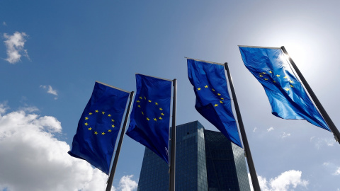 Banderas de la UE delante de la sede del BCE en Fráncfort. Banderas de la UE delante de la sede del BCE en Fráncfort.