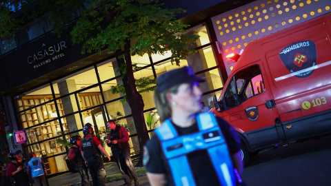 Agentes de policía y miembros de los servicios de emergencia locales, delante del hotel de Buenos Aires donde se ha encontrado muerto el cantante británico Liam Payne. Agentes de policía y miembros de los servicios de emergencia locales, delante del hotel de Buenos Aires donde se ha encontrado muerto el cantante británico Liam Payne.