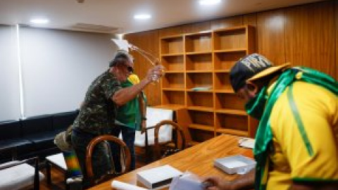 Botes de gas y salas vandalizadas: así han asaltado miles de seguidores de Bolsonaro el Congreso y otros edificios oficiales Botes de gas y salas vandalizadas: así han asaltado miles de seguidores de Bolsonaro el Congreso y otros edificios oficiales