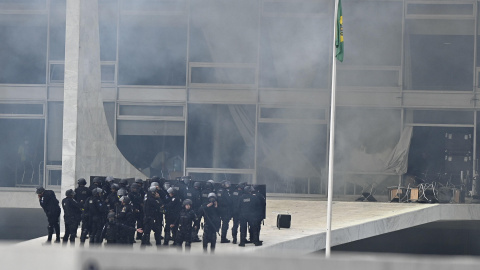 Policías antidisturbios accedieron este domingo al palacio presidencial de Planalto, sede del Gobierno de Brasil, que está tomado por cientos de seguidores radicales del expresidente Jair Bolsonaro, en Brasilia (Brasil). Policías antidisturbios accedieron este domingo al palacio presidencial de Planalto, sede del Gobierno de Brasil, que está tomado por cientos de seguidores radicales del expresidente Jair Bolsonaro, en Brasilia (Brasil).