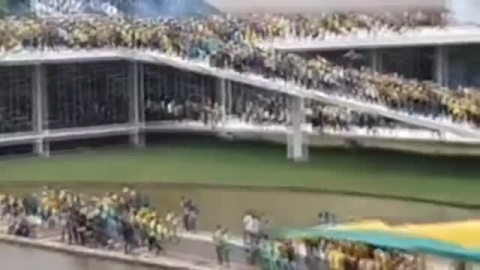Miles de seguidores de Bolsonaro asaltan con violencia las sedes de los tres poderes del Estado en Brasil Miles de seguidores de Bolsonaro asaltan con violencia las sedes de los tres poderes del Estado en Brasil