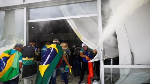 Seguidores ultras de Bolsonaro vandalizan una dependencia de un edificio oficial de Brasil este domingo. Seguidores ultras de Bolsonaro vandalizan una dependencia de un edificio oficial de Brasil este domingo.