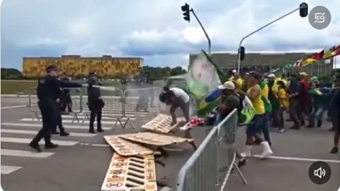 Una turba de simpatizantes de Bolsonaro asalta el Congreso Nacional de Brasil Una turba de simpatizantes de Bolsonaro asalta el Congreso Nacional de Brasil