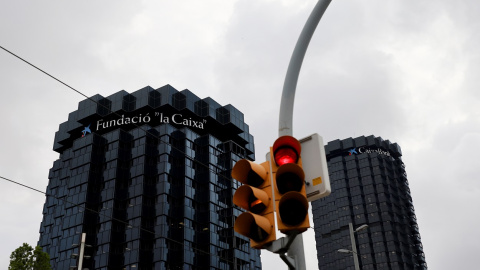 Un semáforo en rojo delante de los edificios centrales de Caixabank en Barcelona. REUTERS/Nacho Doce Un semáforo en rojo delante de los edificios centrales de Caixabank en Barcelona. REUTERS/Nacho Doce