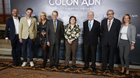 El empresario Cristóbal Colón de Carvajal y Gorosábel, un descendiente directo del histórico navegante, la presidenta interina de RTVE, y el presidente de la Real Academia Nacional de Medicina de España. El empresario Cristóbal Colón de Carvajal y Gorosábel, un descendiente directo del histórico navegante, la presidenta interina de RTVE, y el presidente de la Real Academia Nacional de Medicina de España.