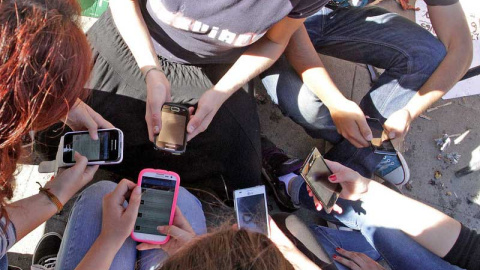 Un grupo de jóvenes utilizando móviles /APM Un grupo de jóvenes utilizando móviles /APM