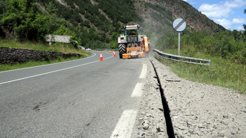 Una rasa per a cablejat a la carretera de Llavorsí. Una rasa per a cablejat a la carretera de Llavorsí.