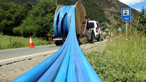 Desplegament de cable de fibra òptica a Llavorsí, al Pallars Sobirà. Desplegament de cable de fibra òptica a Llavorsí, al Pallars Sobirà.