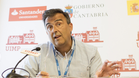 El director general de Oxfam Intermon, José María Vera, durante la rueda de prensa que ha ofrecido en la Universidad Internacional Menéndez Pelayo (UIMP) en Santander. EFE/ROMÁN G. AGUILERA El director general de Oxfam Intermon, José María Vera, durante la rueda de prensa que ha ofrecido en la Universidad Internacional Menéndez Pelayo (UIMP) en Santander. EFE/ROMÁN G. AGUILERA