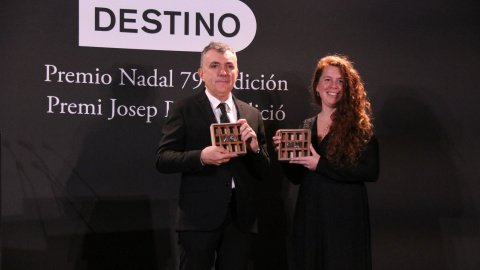 Gemma Ventura i Manuel Rivas ensenyen el guardó del premi Josep Pla i Nadal. Gemma Ventura i Manuel Rivas ensenyen el guardó del premi Josep Pla i Nadal.