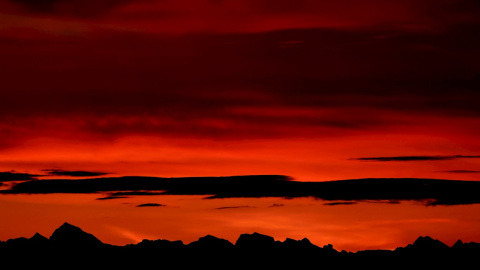 Perfil de los pirineos en una fotografía tomada desde El Perdón durante el amanecer. Perfil de los pirineos en una fotografía tomada desde El Perdón durante el amanecer.