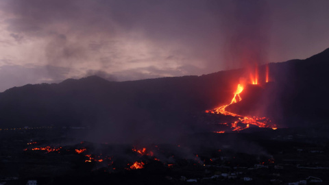 La colada de lava del volcán durante el amanecer este martes 28 de septiembre con la localidad de Todoque en la parte baja.