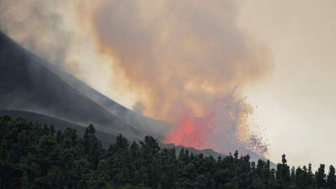La erupción volcánica de La Palma continúa activa este martes, con abundante material magmático que se dirige ladera abajo pero sin saber si llegará al mar.