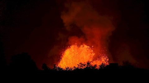 Vista del volcán de La Palma que continúa con actividad este martes.