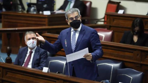 El vicepresidente y consejero de Hacienda, Presupuestos y Asuntos Europeos del Gobierno de Canarias, Román Rodríguez en un Pleno del Parlamento.