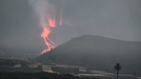 Vista del los ríos de lava que descienden por la ladera del volcán en una imagen tomada este martes 28 de septiembre de 2021 desde la localidad de Tazacorte, en la isla de La Palma.