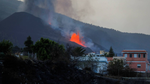 Vista de casas de la localidad de El Paso, amenazadas por el transcurso de la lava del volcán este 28 de septiembre de 2021.