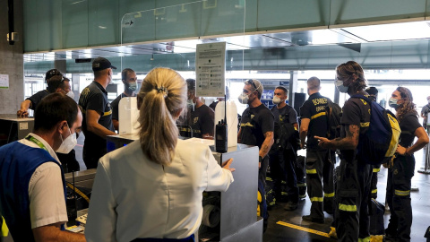 Bomberos del Consorcio de Gran Canaria aguardan en el aeropuerto de La Palma a coger un vuelo de regreso a Gran Canaria. Bomberos del Consorcio de Gran Canaria aguardan en el aeropuerto de La Palma a coger un vuelo de regreso a Gran Canaria.
