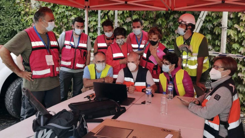 Investigadores del IGN y el IGME compartiendo y analizando información. Investigadores del IGN y el IGME compartiendo y analizando información.