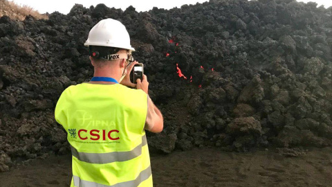 Los campos de flujos de lava son sistemas complejos y muy dinámicos. El trabajo sobre el terreno, unido al que se realiza con drones y satélites, ayuda a captar su rápido y cambiante comportamiento. Los campos de flujos de lava son sistemas complejos y muy dinámicos. El trabajo sobre el terreno, unido al que se realiza con drones y satélites, ayuda a captar su rápido y cambiante comportamiento.