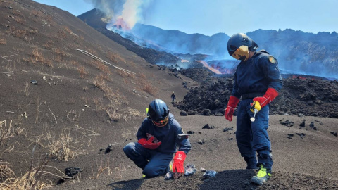 Investigadores del Instituto Geológico y Minero de España tomando muestras de escoria, lava y temperatura (superior a 800 °C en ese momento) sobre la parte superior de la colada norte. Investigadores del Instituto Geológico y Minero de España tomando muestras de escoria, lava y temperatura (superior a 800 °C en ese momento) sobre la parte superior de la colada norte.