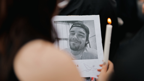 Una fan de One Direction sostiene una foto de Liam Payne en Buenos Aires. Una fan de One Direction sostiene una foto de Liam Payne en Buenos Aires.