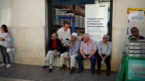 Varios pensionistas sentados en la ventada de una sucursal del BBVA en el cenro de Málaga.. REUTERS/Jon Nazca Varios pensionistas sentados en la ventada de una sucursal del BBVA en el cenro de Málaga.. REUTERS/Jon Nazca