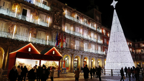 La Plaza Mayor de Madrid iluminada con las luces de Navidad.