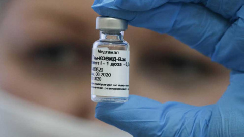 Rusia anuncia que su vacuna tiene una eficacia del 95 % y que costará menos de 20 dólares