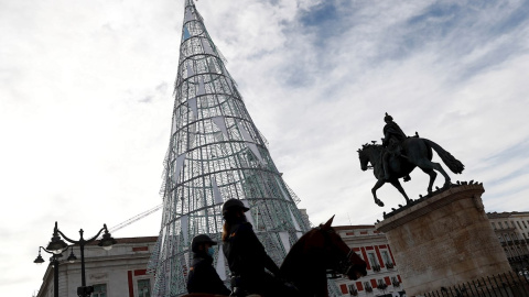Vista del árbol de Navidad en la Puerta del Sol de Madrid