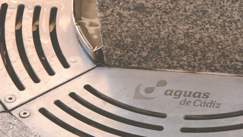 El logo de Aguas de Cádiz, en una de sus fuentes púbicas. El logo de Aguas de Cádiz, en una de sus fuentes púbicas.