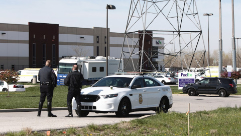La policía de Indianápolis vigila la entrada a una instalación de FedEx, donde un pistolero había abierto fuego en Indianápolis, Indiana. La policía de Indianápolis vigila la entrada a una instalación de FedEx, donde un pistolero había abierto fuego en Indianápolis, Indiana.